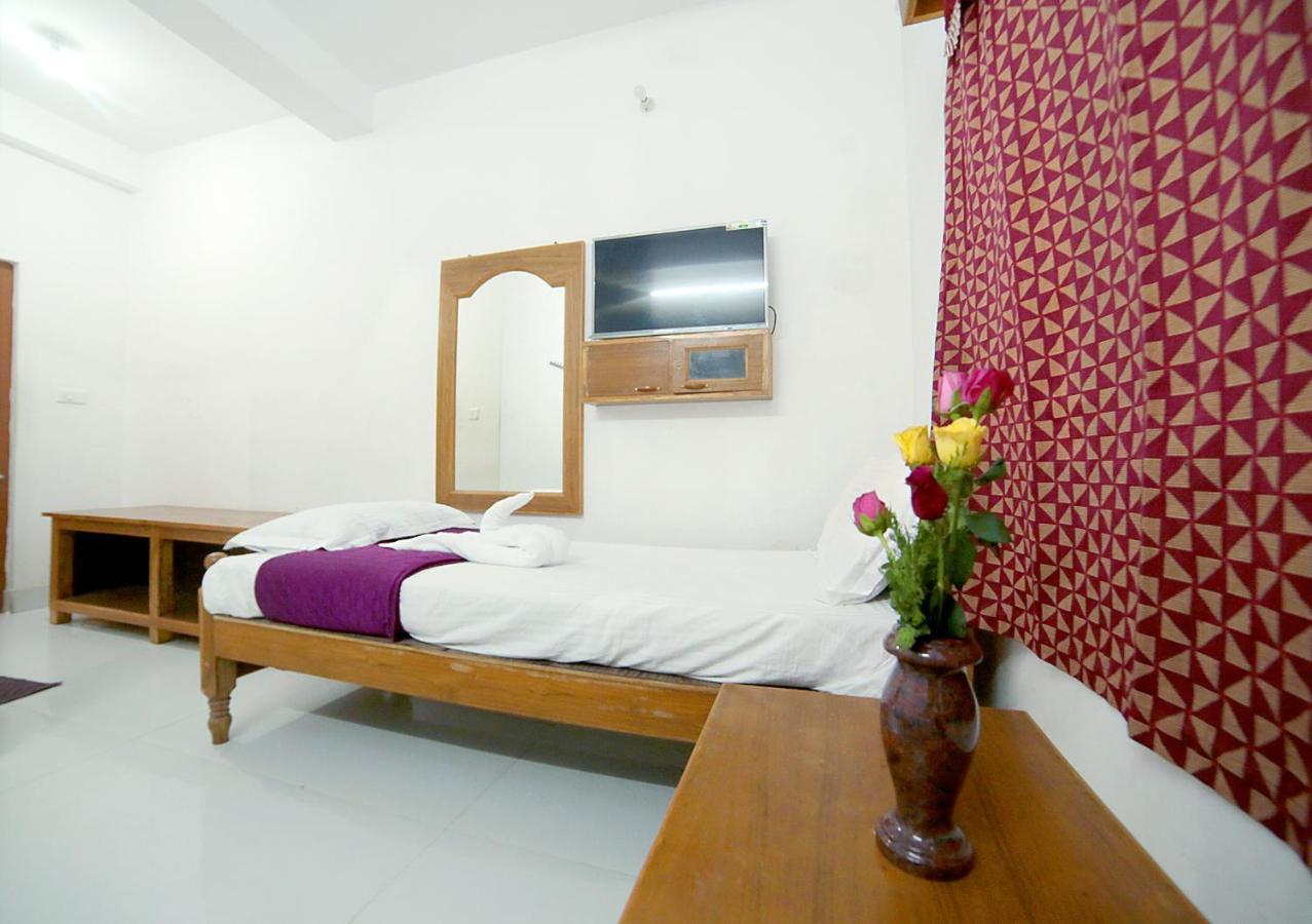 فندق مهاباليبورامفي  Nandika Residency المظهر الخارجي الصورة